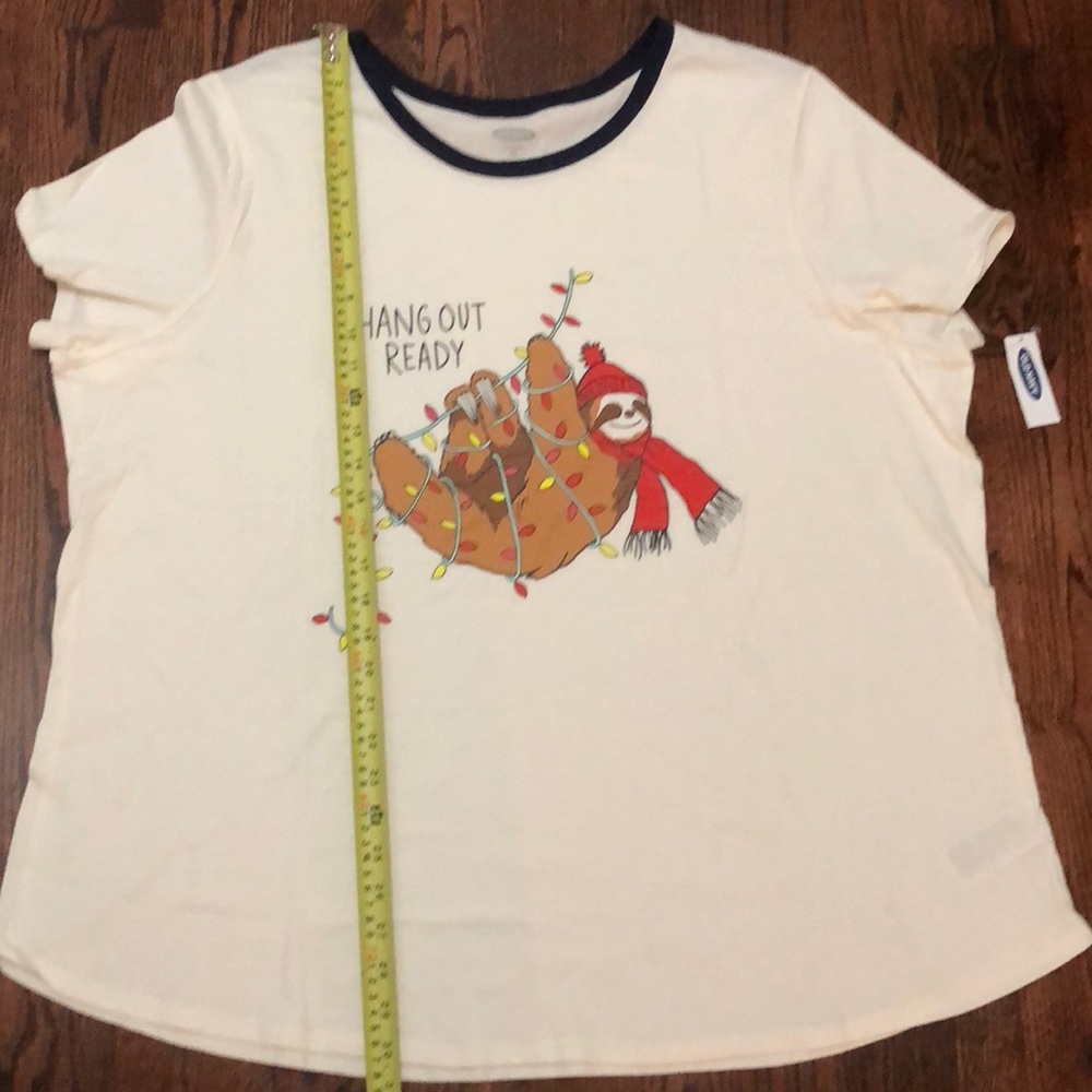 Old Navy EveryWear Christmas Graphic Plus-Size Tee - Picture 5 of 8